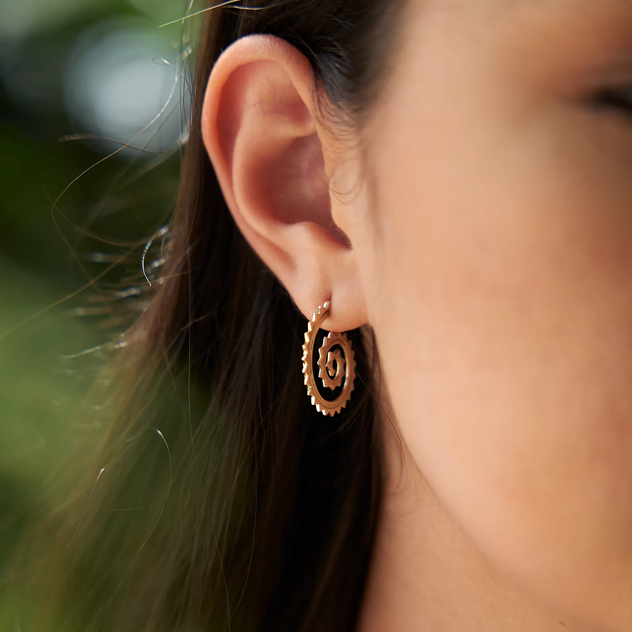 Kamohoaliʻi Kiha Earrings in Gold - 24mm